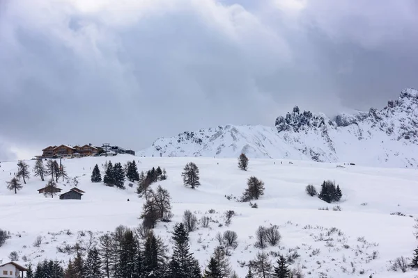 Bellissimo Paesaggio Montano Con Cime Innevate — Foto Stock