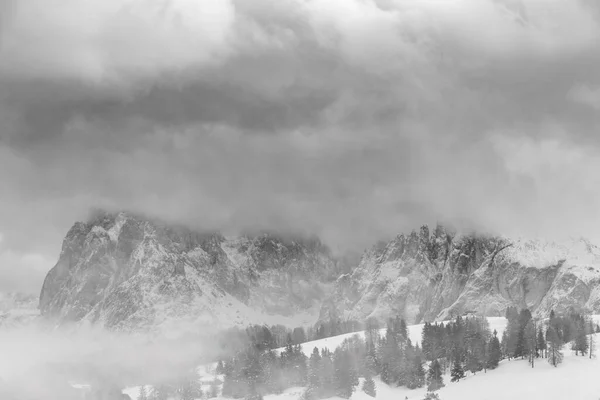 Beau Paysage Montagne Avec Des Sommets Enneigés — Photo