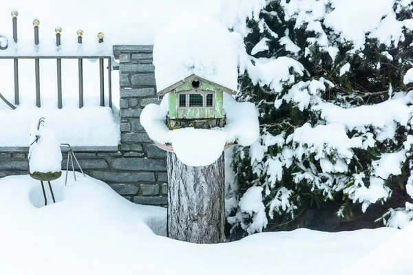Winterlandschaft Der Villa Ottone Mit Schneebedecktem Vogelhaus — Stockfoto