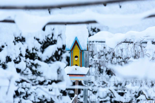 Winterlandschaft Der Villa Ottone Mit Schneebedecktem Vogelhaus — Stockfoto