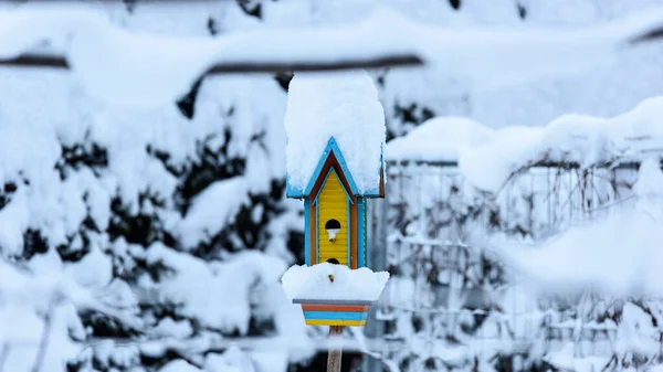 Winterlandschap Van Villa Ottone Met Besneeuwde Vogelhuisje — Stockfoto