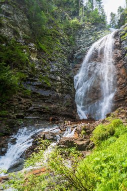 İtalya 'nın Sappada köyündeki dağlarda küçük bir şelale.