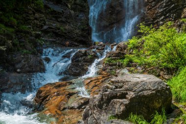 İtalya 'nın Sappada köyündeki dağlarda küçük bir şelale.
