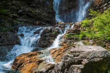 İtalya 'nın Sappada köyündeki dağlarda küçük bir şelale.