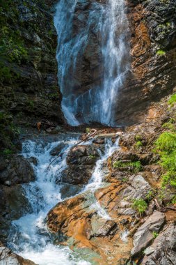 İtalya 'nın Sappada köyündeki dağlarda küçük bir şelale.