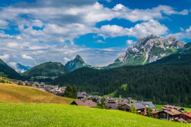 İtalya 'nın dağlarındaki Sappada köyü