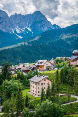 İtalya 'nın dağlarındaki Sappada köyü