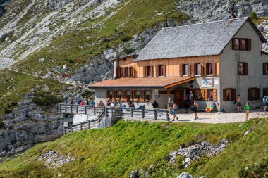 Alp dağı manzaralı küçük bir ev 