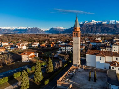 İtalya 'nın Udine ilindeki küçük şehirlerdeki binaların hava görüntüleri