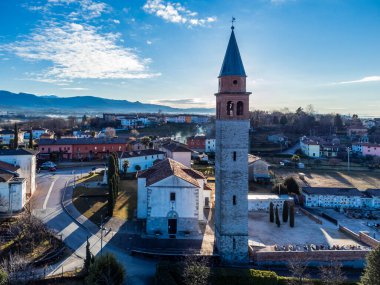 İtalya 'nın Udine ilindeki küçük şehirlerdeki binaların hava görüntüleri