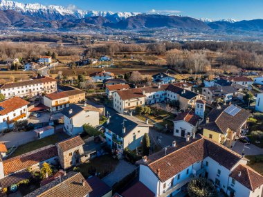İtalya 'nın Udine ilindeki küçük şehirlerdeki binaların hava görüntüleri