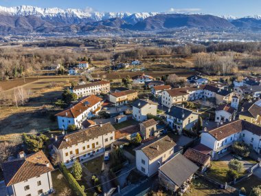 İtalya 'nın Udine ilindeki küçük şehirlerdeki binaların hava görüntüleri