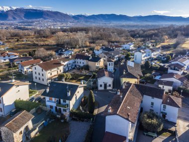 İtalya 'nın Udine ilindeki küçük şehirlerdeki binaların hava görüntüleri
