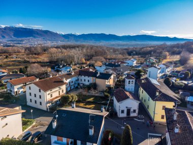 İtalya 'nın Udine ilindeki küçük şehirlerdeki binaların hava görüntüleri