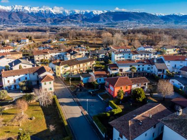 İtalya 'nın Udine ilindeki küçük şehirlerdeki binaların hava görüntüleri