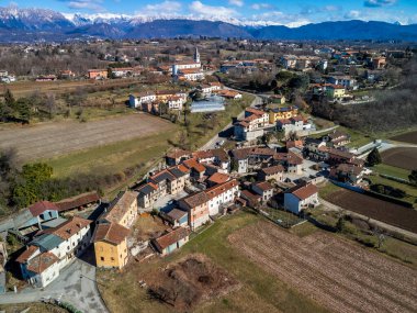 İtalya 'nın küçük Cassacco kentindeki güzel katedralin ve binaların hava görüntüleri.