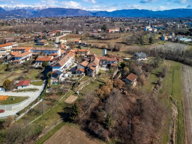 İtalya 'nın küçük Cassacco kentindeki güzel katedralin ve binaların hava görüntüleri.