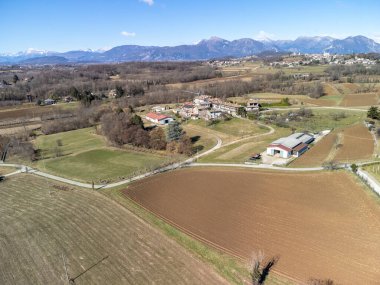 İtalya 'nın küçük Cassacco kentindeki güzel katedralin ve binaların hava görüntüleri.