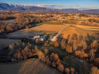 İtalya 'nın küçük Cassacco kentindeki güzel katedralin ve binaların hava görüntüleri.