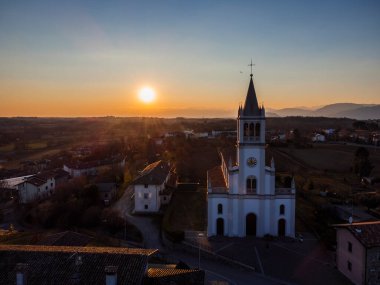 İtalya 'nın küçük Cassacco kentindeki güzel katedralin ve binaların hava görüntüleri.