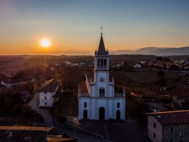 İtalya 'nın küçük Cassacco kentindeki güzel katedralin ve binaların hava görüntüleri.