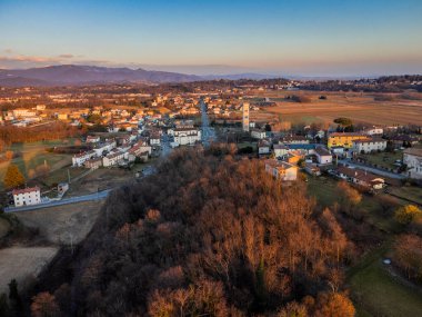 İtalya 'nın küçük Cassacco kentindeki güzel katedralin ve binaların hava görüntüleri.