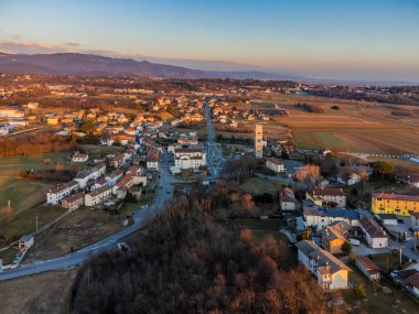 İtalya 'nın küçük Cassacco kentindeki güzel katedralin ve binaların hava görüntüleri.