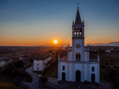 İtalya 'nın küçük Cassacco kentindeki güzel katedralin ve binaların hava görüntüleri.
