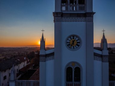 İtalya 'nın küçük Cassacco kentindeki güzel katedralin ve binaların hava görüntüleri.