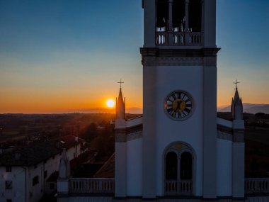 İtalya 'nın küçük Cassacco kentindeki güzel katedralin ve binaların hava görüntüleri.