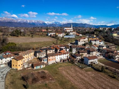 İtalya 'nın küçük Cassacco kentindeki güzel katedralin ve binaların hava görüntüleri.