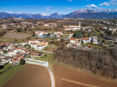 İtalya 'nın küçük Cassacco kentindeki güzel katedralin ve binaların hava görüntüleri.
