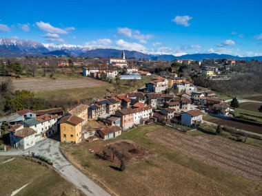 İtalya 'nın küçük Cassacco kentindeki güzel katedralin ve binaların hava görüntüleri.