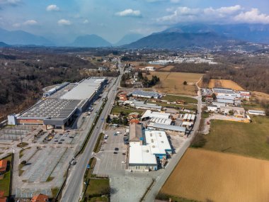 İtalya, Cassacco 'daki endüstriyel binaların hava görüntüleri.