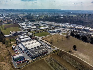 İtalya, Cassacco 'daki endüstriyel binaların hava görüntüleri.