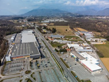 İtalya, Cassacco 'daki endüstriyel binaların hava görüntüleri.