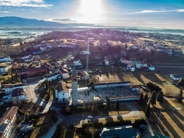 意大利乌迪恩省小城市建筑物的空中拍摄 — 图库照片