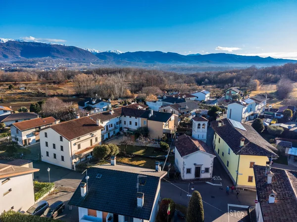 İtalya 'nın Udine ilindeki küçük şehirlerdeki binaların hava görüntüleri