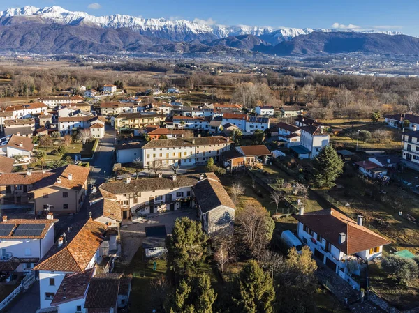 İtalya 'nın Udine ilindeki küçük şehirlerdeki binaların hava görüntüleri
