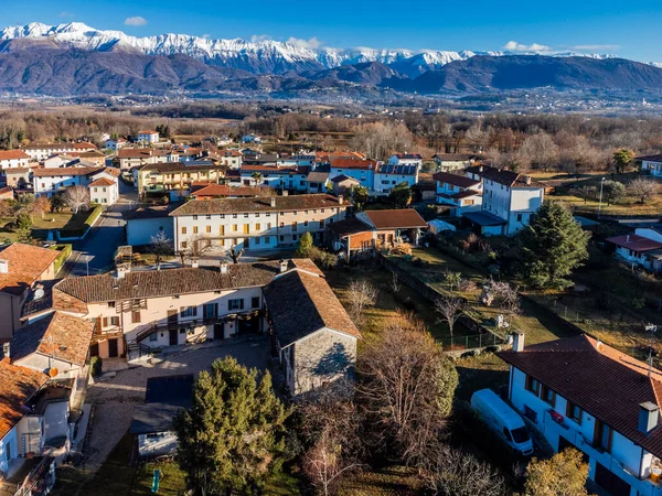 İtalya 'nın Udine ilindeki küçük şehirlerdeki binaların hava görüntüleri
