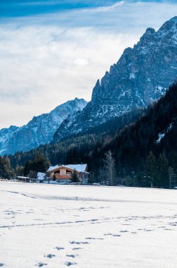 Karla kaplı dağlarla kaplı güzel kış manzarası
