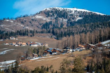 Kar kaplı dağları olan güzel kış manzarası