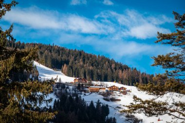 Kışın dağların güzel manzarası