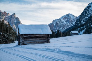 Dağlarda ahşap evleri olan güzel bir manzara.