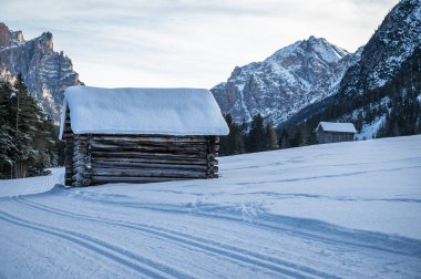 Dağlarda ahşap evleri olan güzel bir manzara.