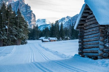 Dağlarda ahşap evleri olan güzel bir manzara.