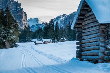 Dağlarda ahşap evleri olan güzel bir manzara.