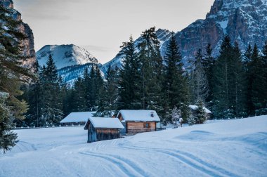 Dağlarda ahşap evleri olan güzel bir manzara.