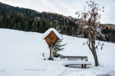 Kışın eski ahşap ev