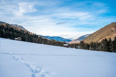 Ahşap kulübeleri olan güzel kış dağları manzarası
